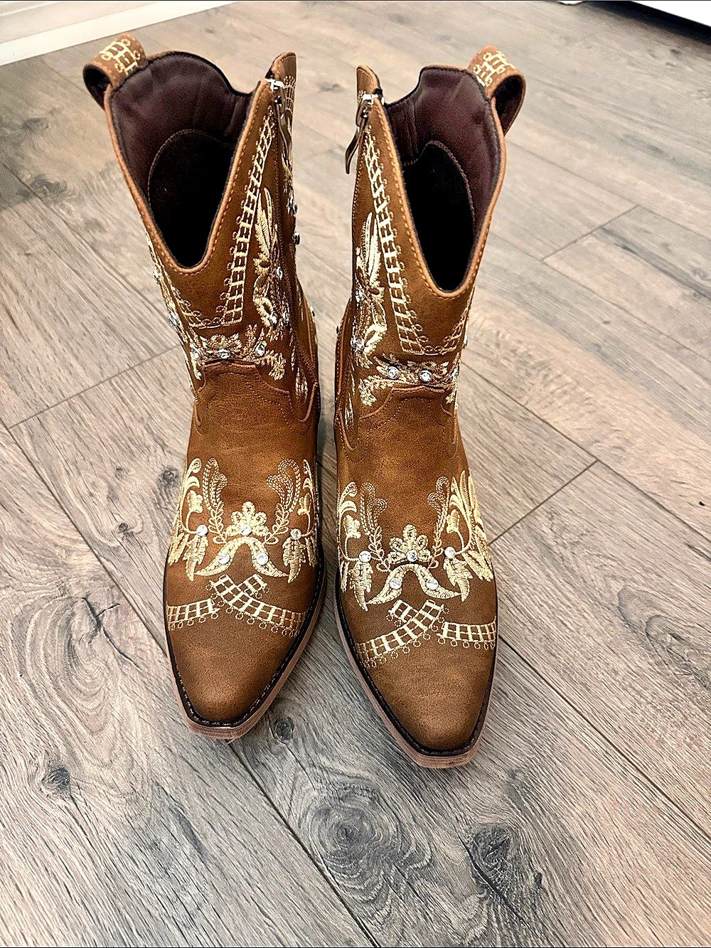 Embroidered Pointed-Toe Western Boots in Brown Like New